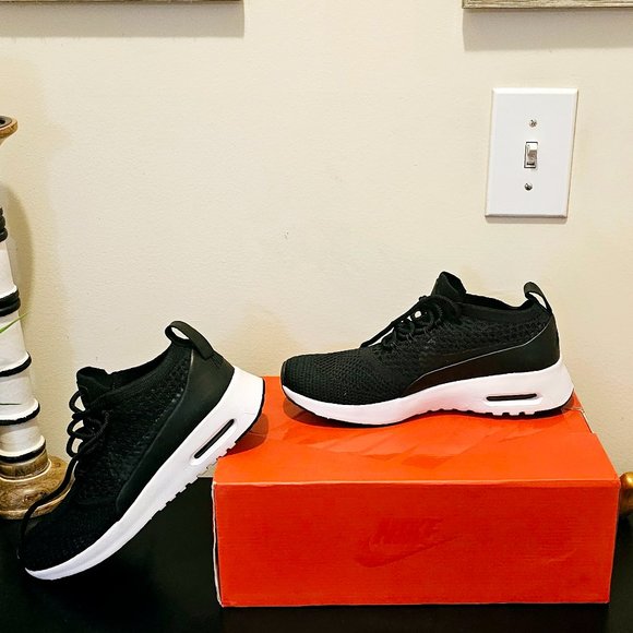 Nike/Sneakers - Picture 8 of 8